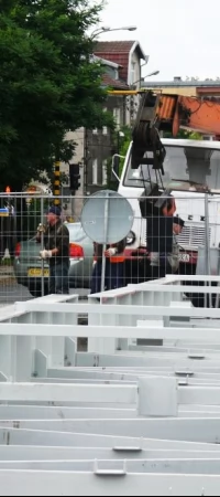 Elementy kładki czekają już na montaż