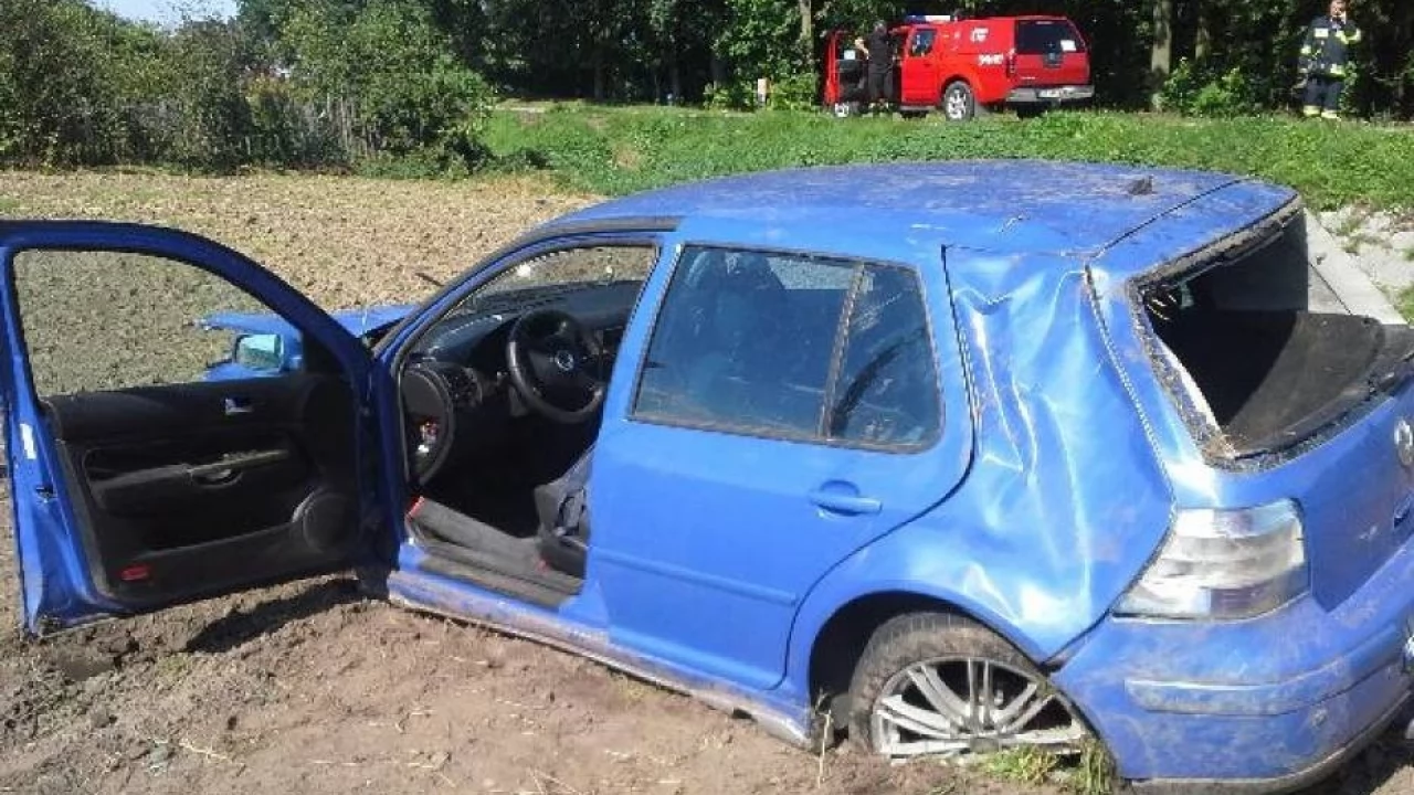 Niebezpiecznie na drogach - wypadek koło Flexa i dachowanie w Wędkowach