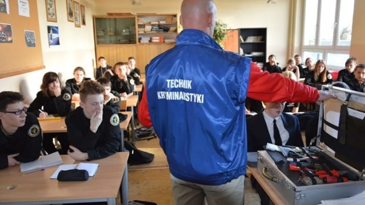 Chcą pracować w służbach mundurowych - mogli się przyjrzeć, jak pracuje technik kryminalistyki