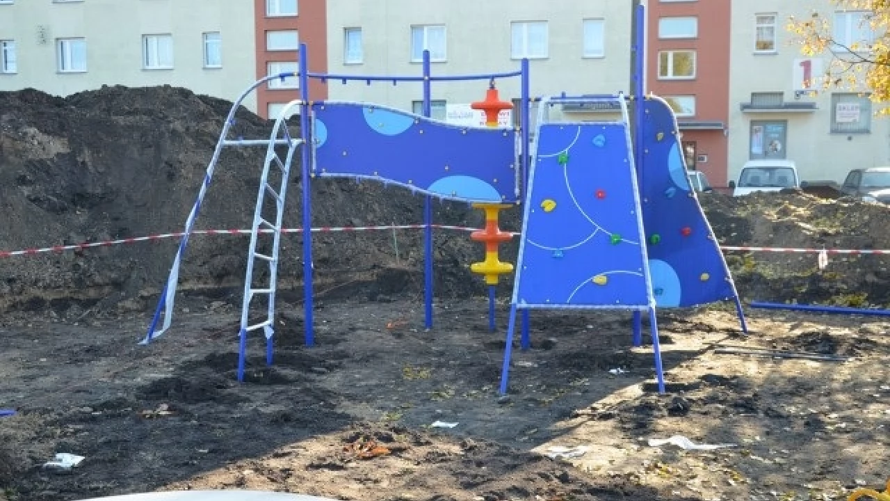 W Pelplinie trwa budowa placu zabaw