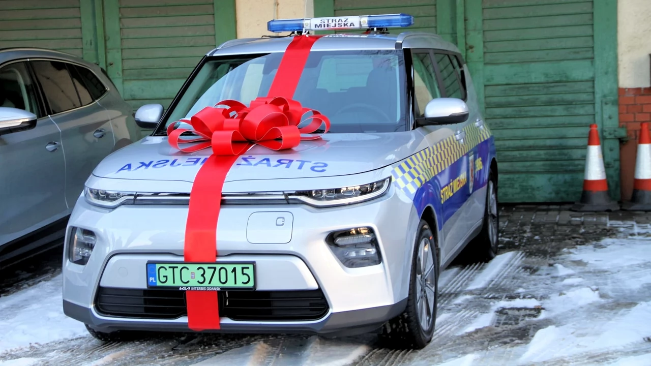 Elektryczny radiowóz do eko-patroli już w rękach strażników