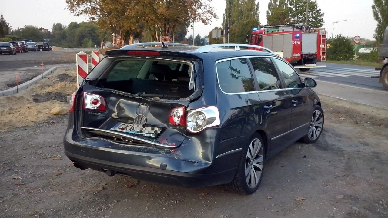 Zderzenie dwóch aut na skrzyżowaniu DK91 i Głowackiego