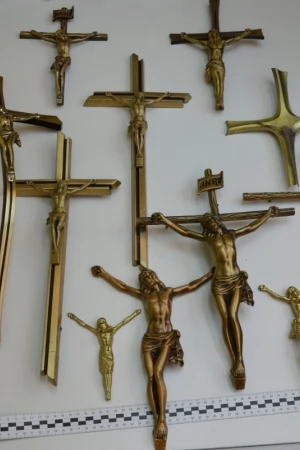 Kradzieże krzyży z nagrobków