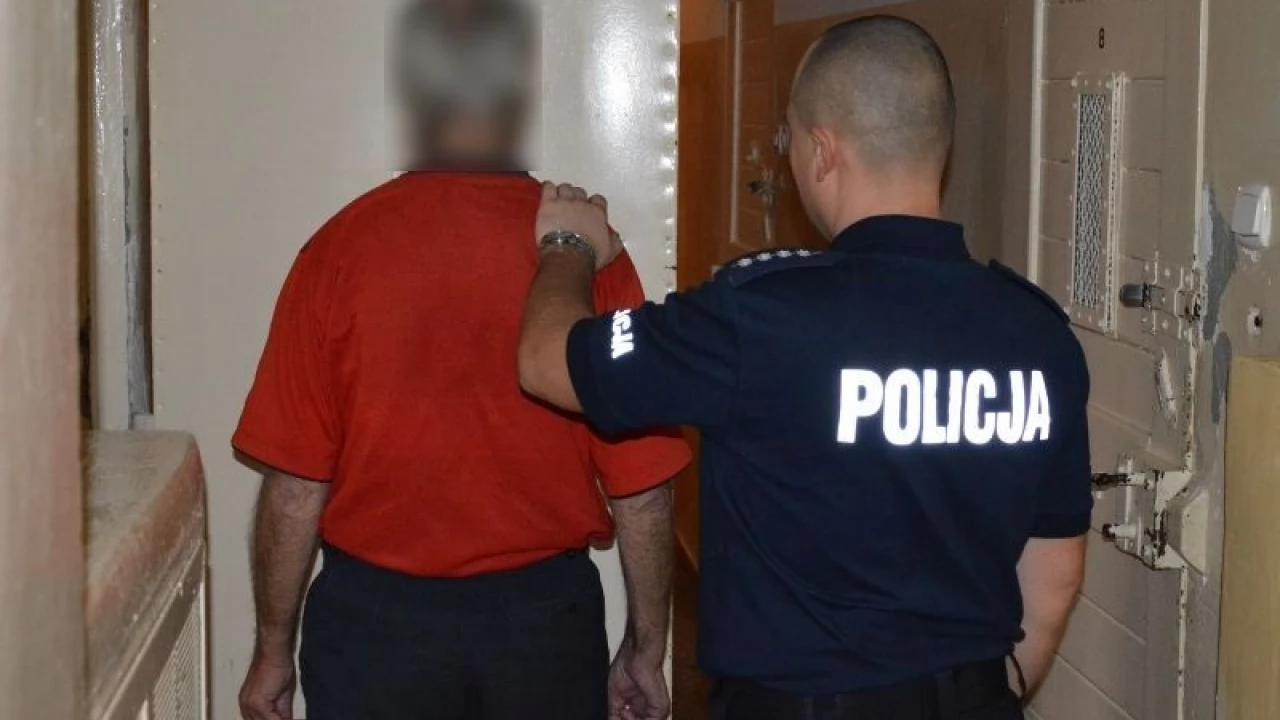 Najpierw zrobił awanturę w urzędzie, potem z siekierą rzucił się na policjanta