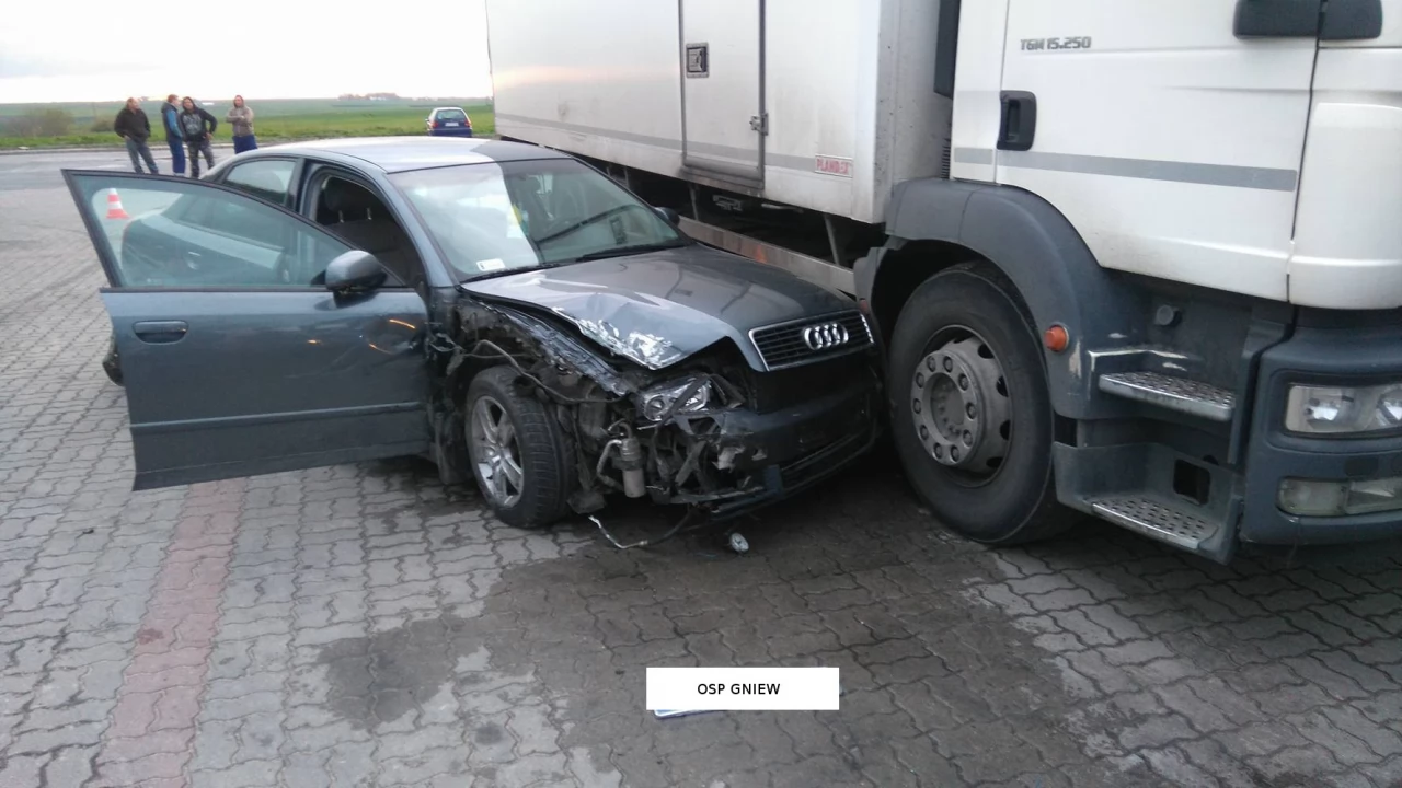 Wypadek na parkingu przy stacji paliw. Jedna osoba ranna