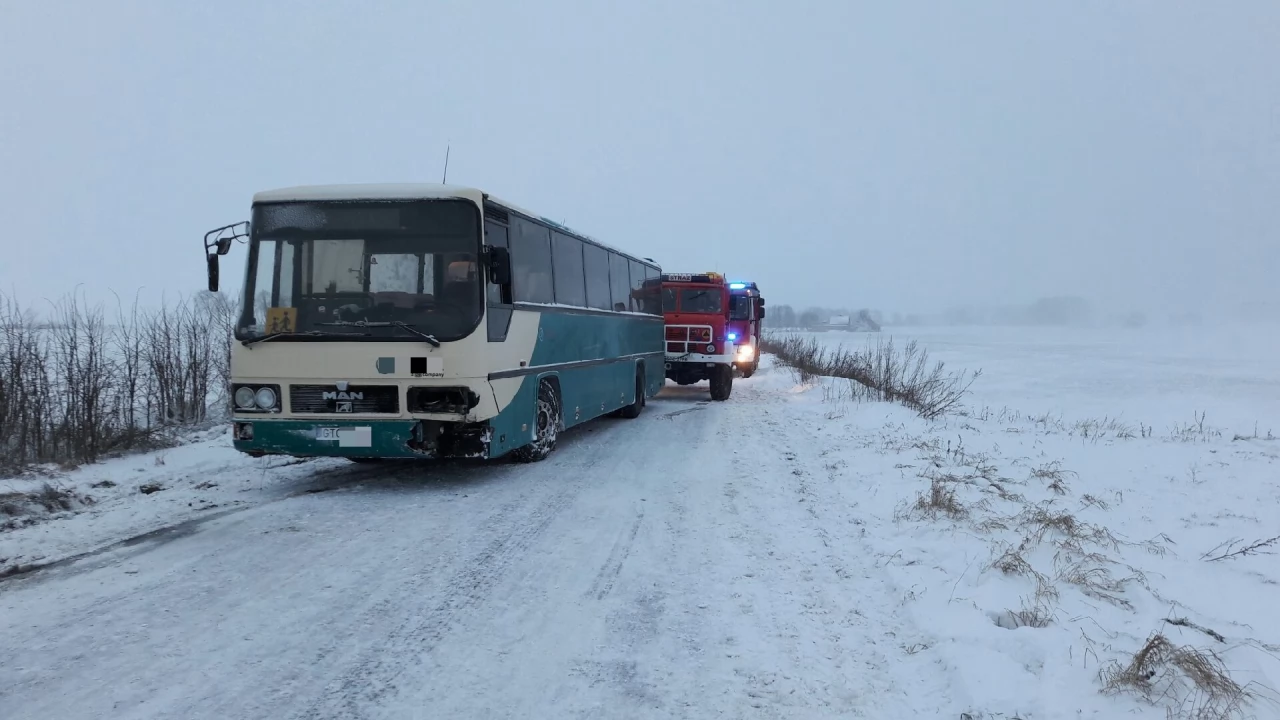 Szkolny autobus zderzył się z dostawczakiem