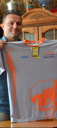 Grzegorz Tyrolski prezentuje koszulki zawodów
