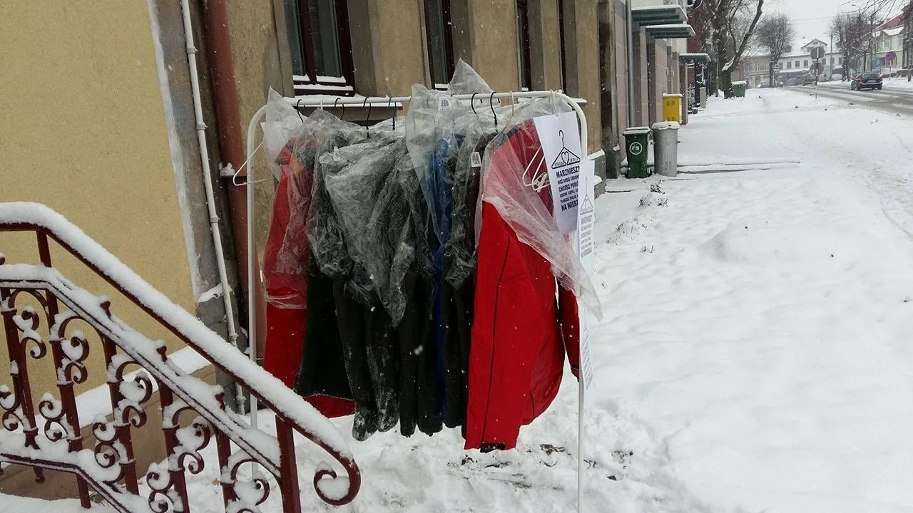 W Tczewie ruszyła wymienialnia ciepła. Marzniesz? Weź ubranie