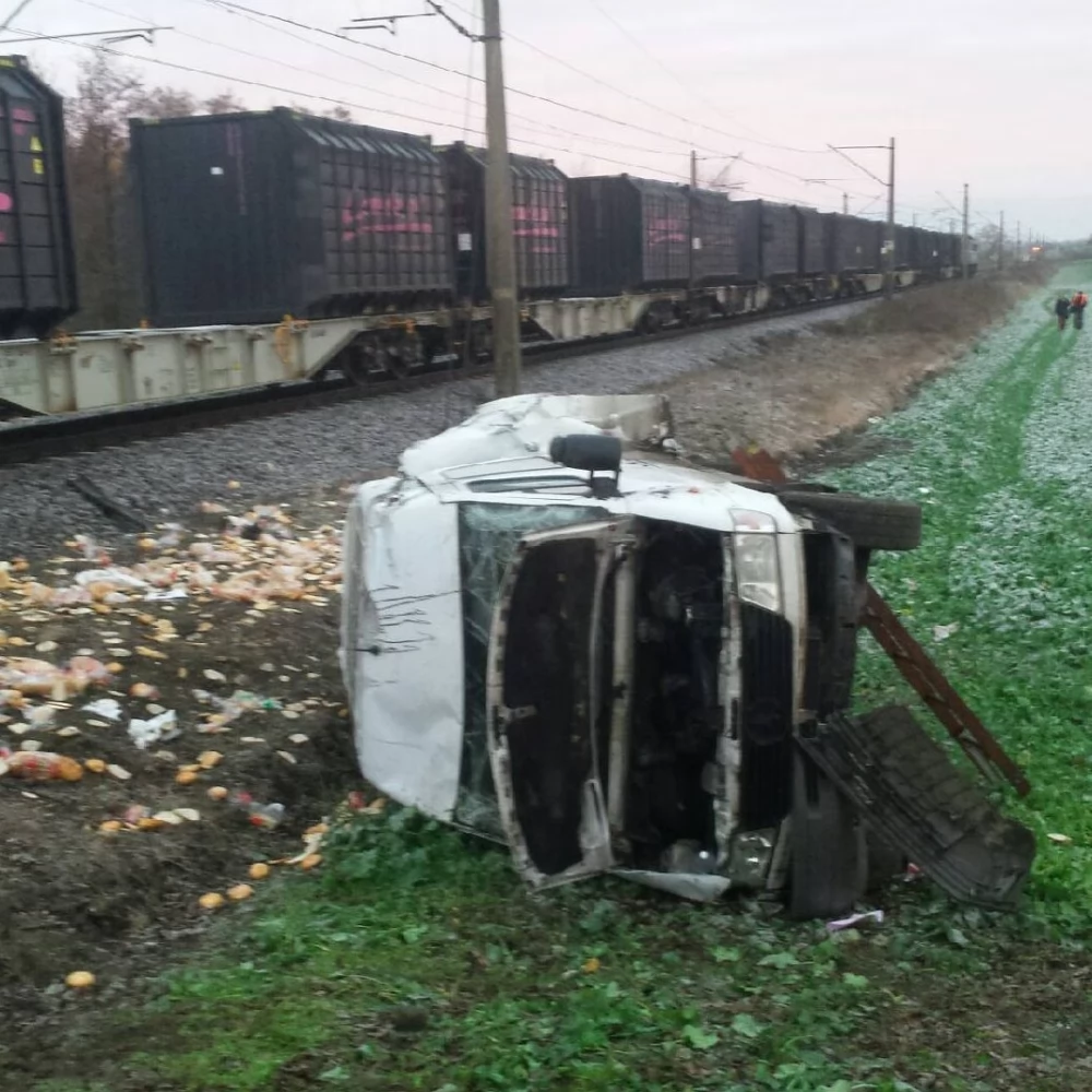 O krok od tragedii! Dostawcze auto pod kołami lokomotywy