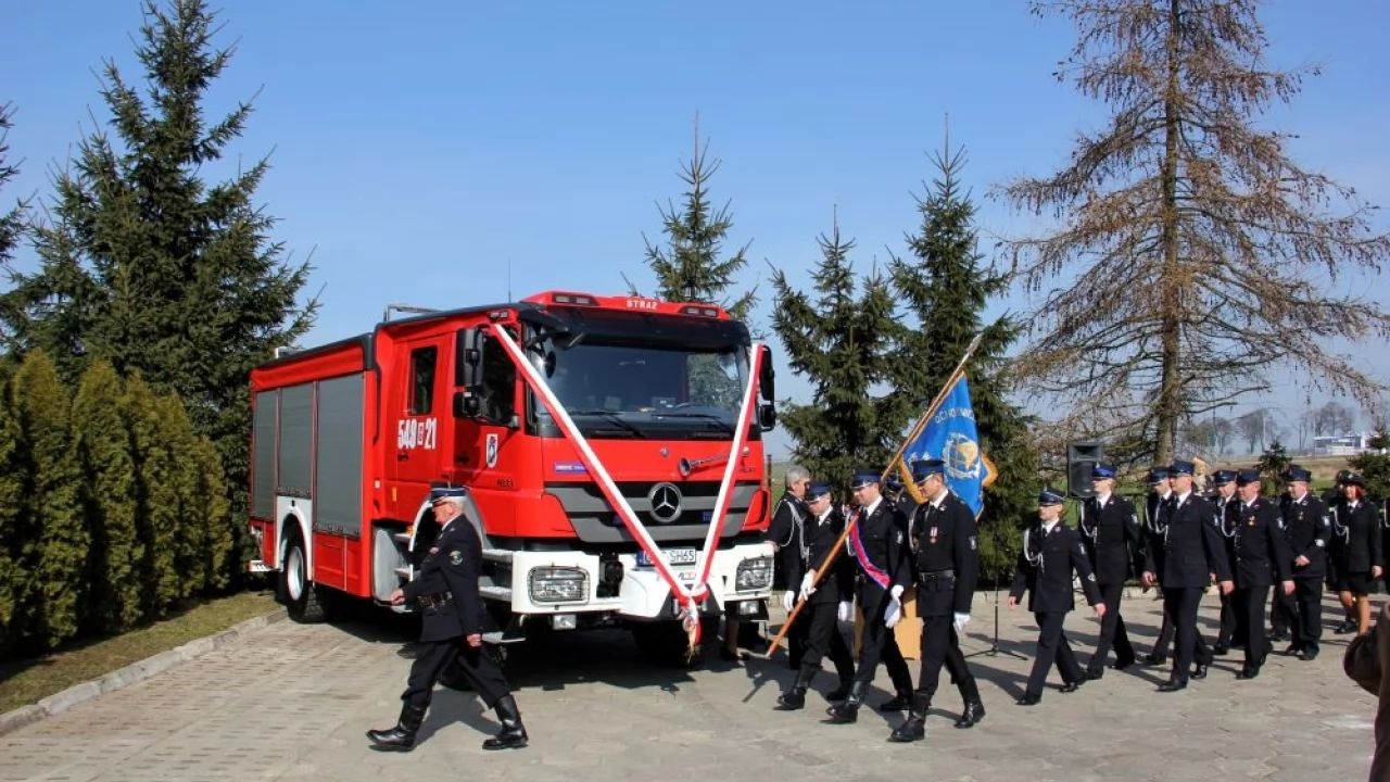 Strażacy z Pelplina dostali nowego mercedesa