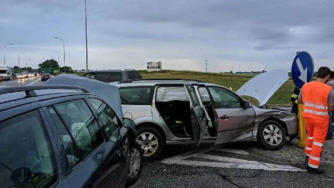 Kolejny wypadek na dk "22". Zdarzenie trzech aut