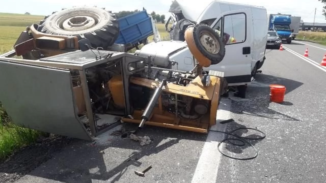 Zderzenie busa i ciągnika. Dwie osoby w szpitalu