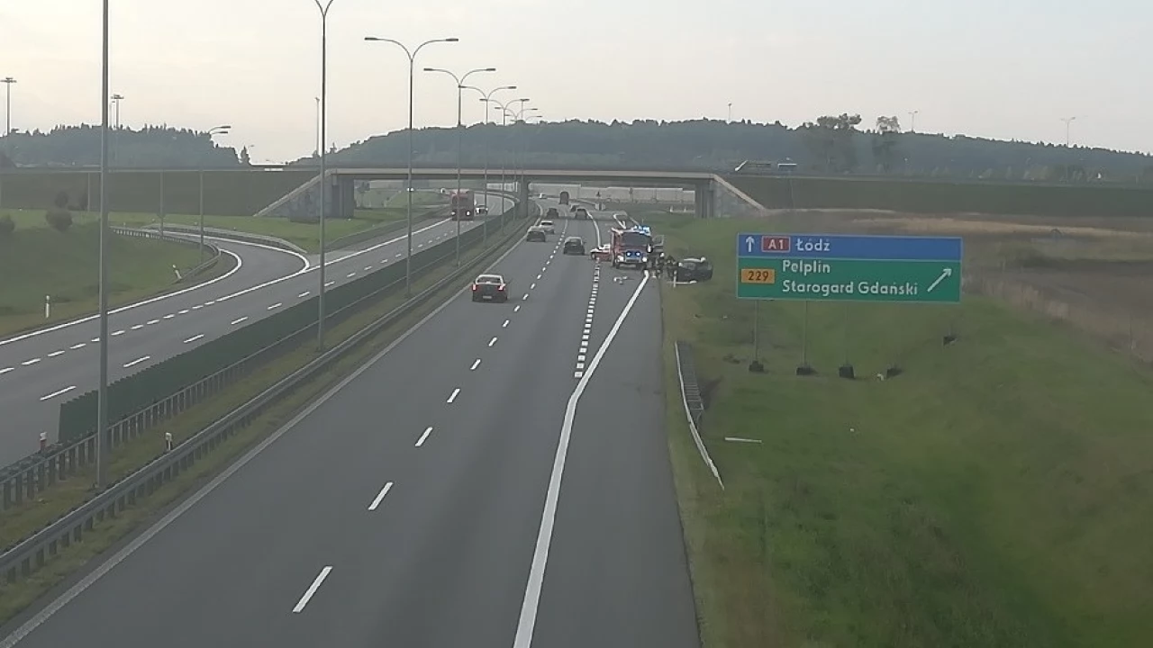 Dachowanie na A1. Jedna osoba w szpitalu