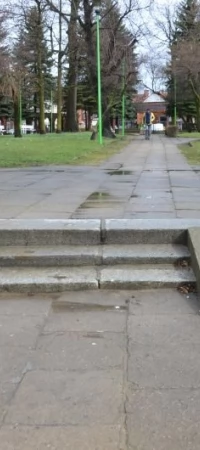 Przy podjeździe w Parku Kopernika brakuje balustrady