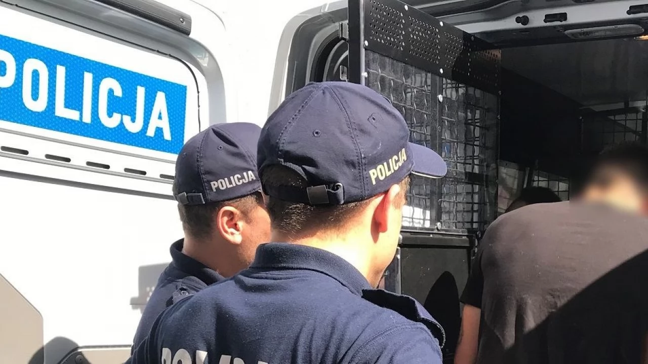 Pojechali do poszukiwanego, a w mieszkaniu znaleźli narkotyki