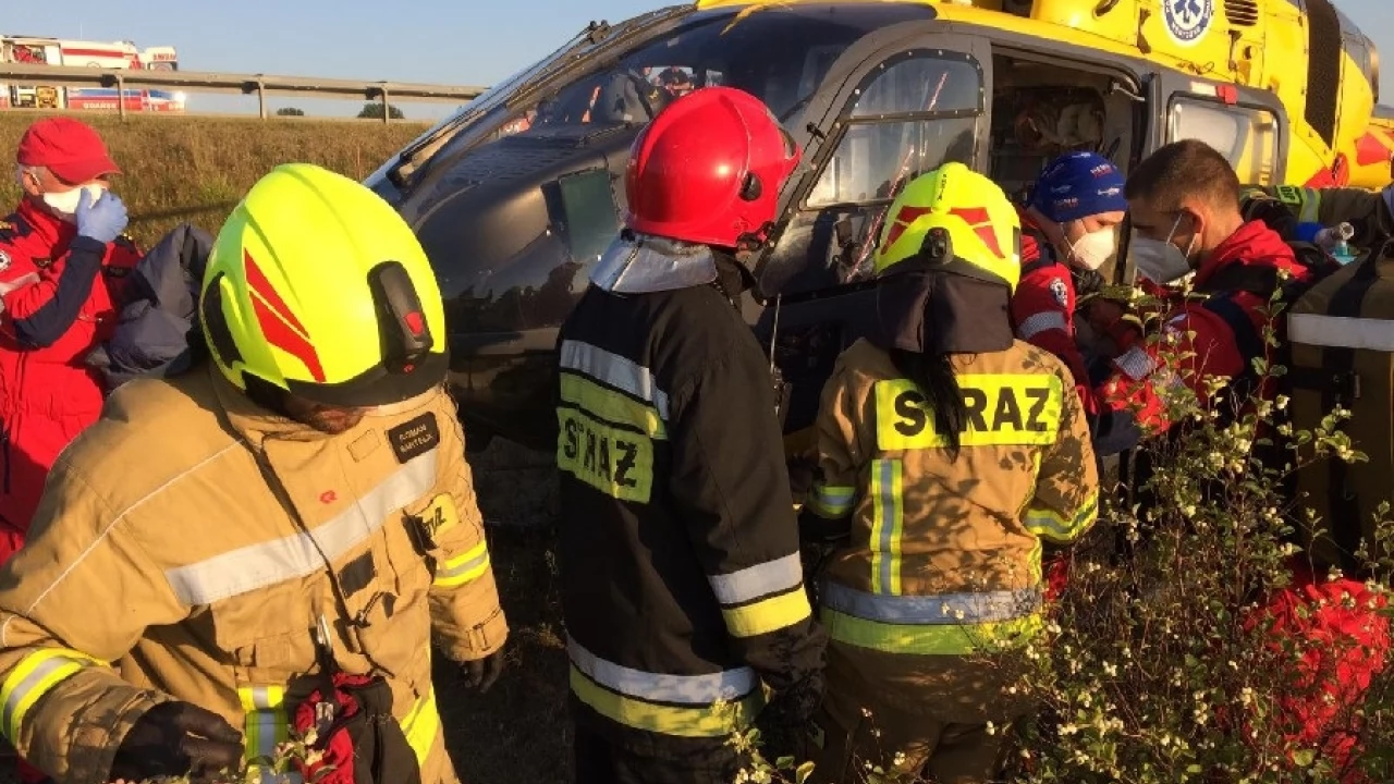 Masowy wypadek na A1. Przewrócił się autobus z dziećmi