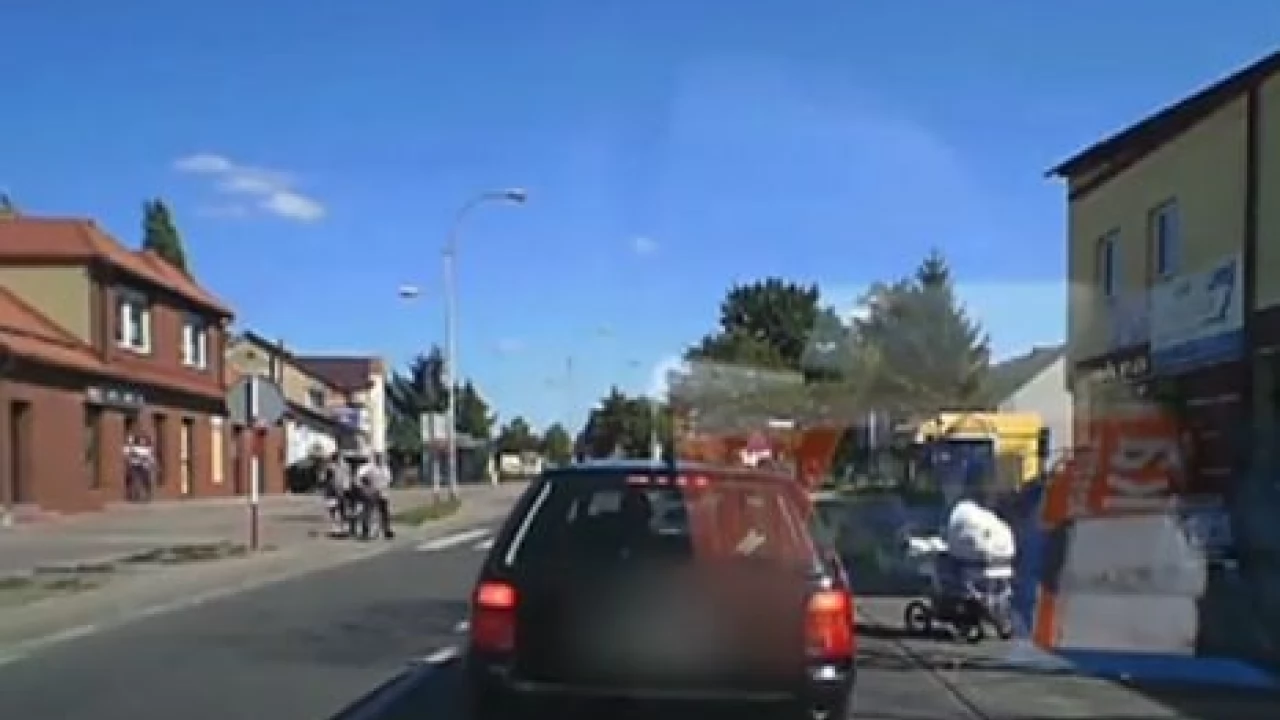 Policja szuka matki, której wózek przemknął przed kołami auta