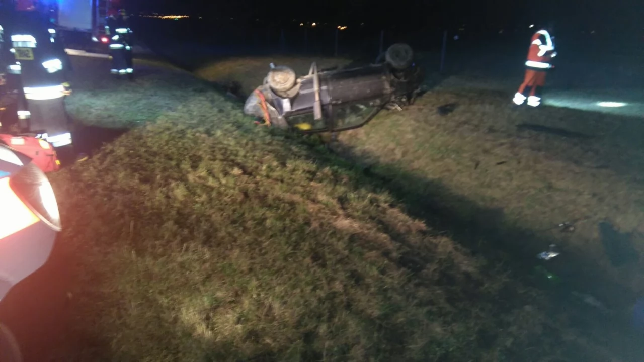 Dachowanie na autostradzie A1 - dwie osoby w szpitalu
