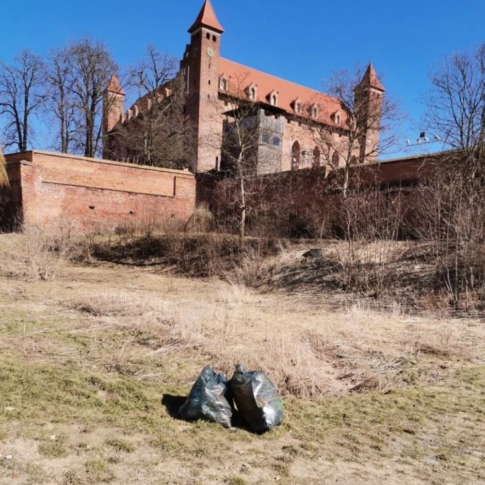 Aż trudno uwierzyć, co trafiło do fosy. Opony, meble, materace...