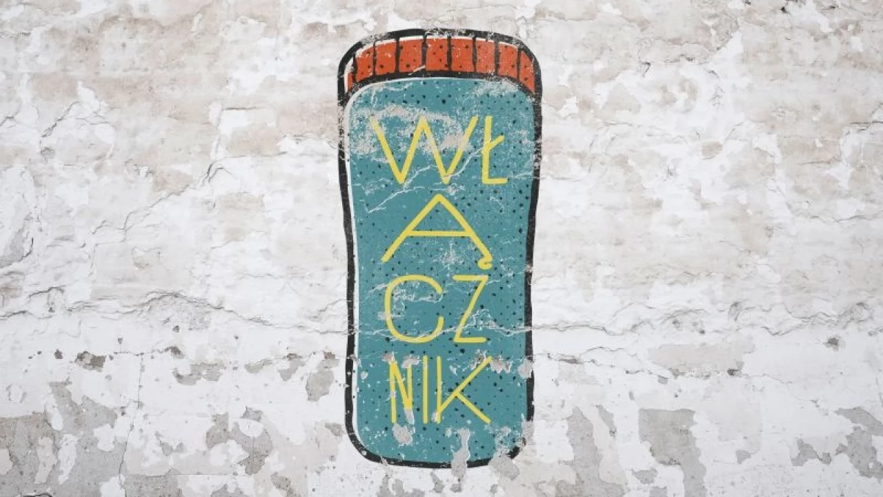 Młodzież wspólnie z artystą tworzy graffiti na starówce