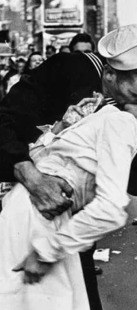 Alfred Eisenstaedt - zdjęcie marynarza całującego pielęgniarkę na Times Square w Nowym Jorku wykonano dokładnie 14 sierpnia 1945 roku