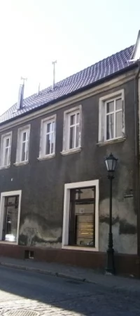 Kamienica leży tuż przy placu Hallera
