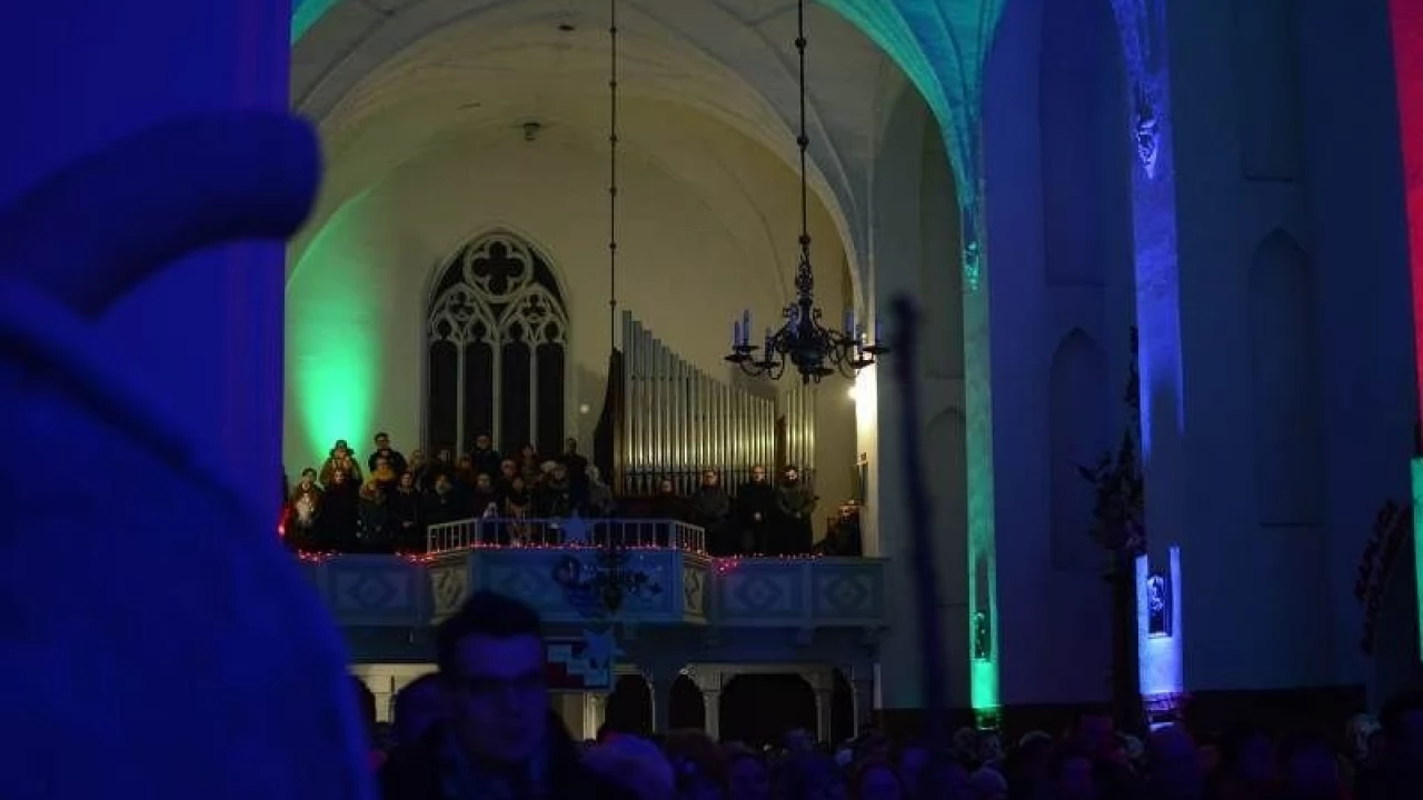 Żłóbek w kształcie serca, tort i "sto lat" - czyli pasterka w kościele szkolnym