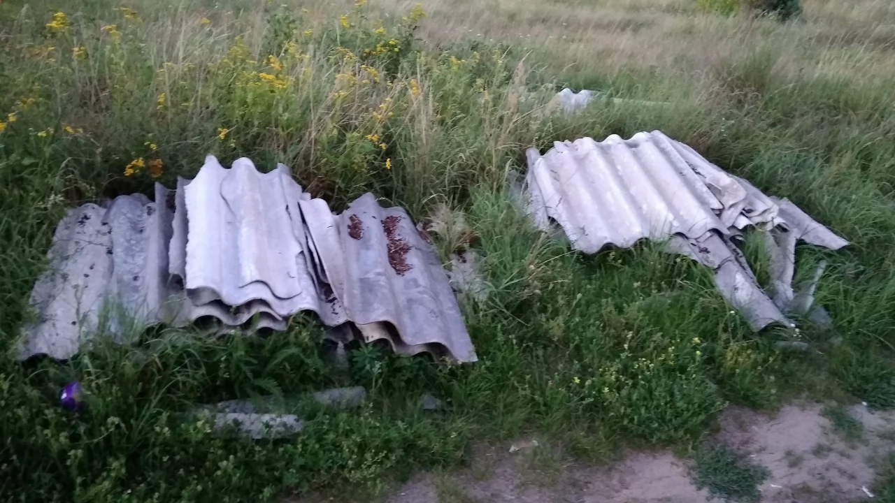 Zamieniają szlak spacerowy w wysypisko. "Z azbestem to już przesada" [AKTUALIZACJA]