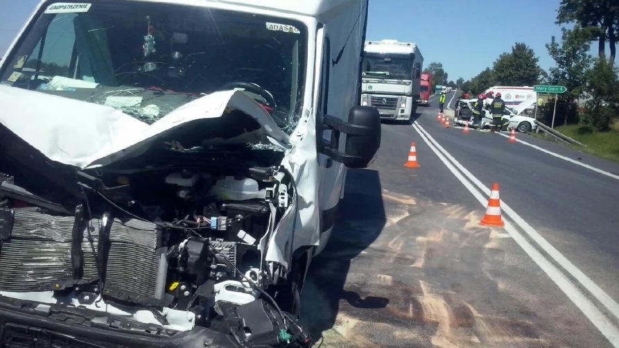 Zderzenie samochodów Opel Vectra i Renault Master