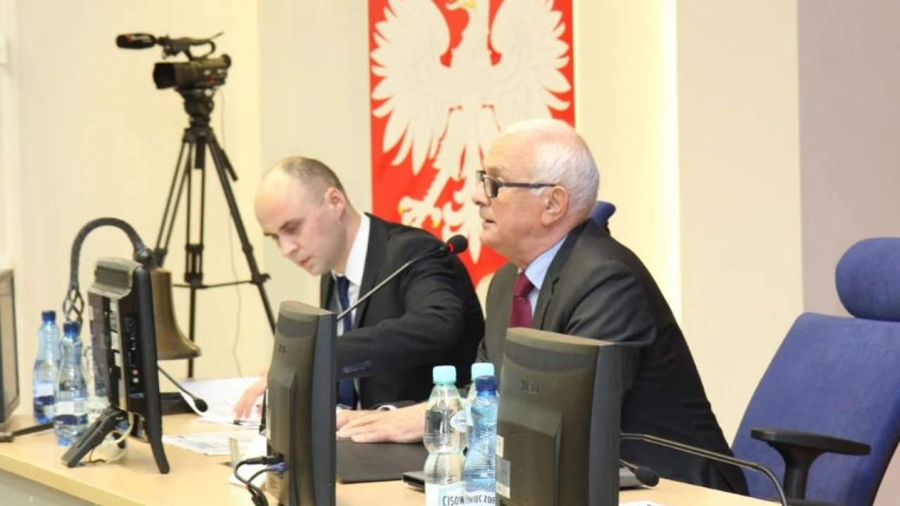 Pierwsza sesja Sejmiku. Przewodniczącym ponownie został Jan Kleinszmidt