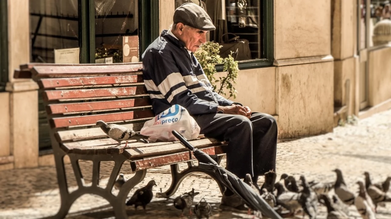 Portfel dziadka i babci. Jak finansowo radzą sobie najstarsi Polacy? Kto ich oszukuje?