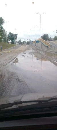 Woda pod wiaduktem utrzymała się przez kilka godzin