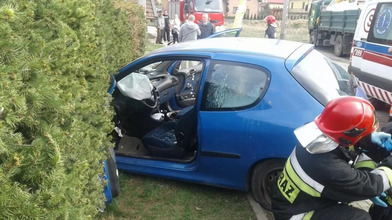 Wypadek w Rokitkach. W osobowym aucie mama z małym dzieckiem