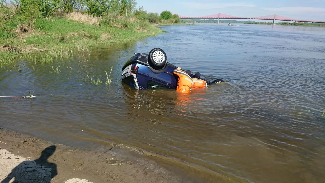 Opalenie. O krok od tragedii - auto wylądowało w Wiśle