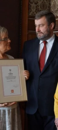 Julita Jakubowska (z dyplomem) zaprezentowała dziennikarzom przywiezione z Warszawy wyróżnienie