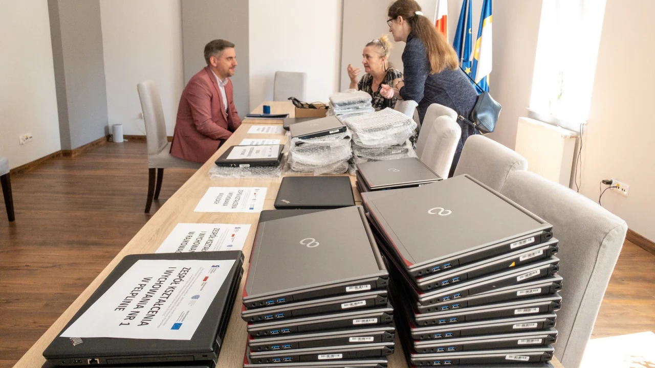 Kolejne laptopy do zdalnego nauczania trafiły do szkół w gminie Pelplin