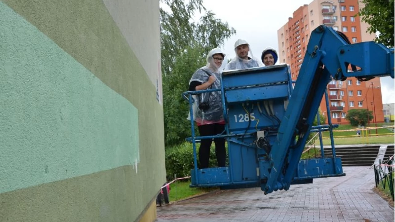 Mural na al. Zwycięstwa - mimo kapryśnej aury, ruszyły prace