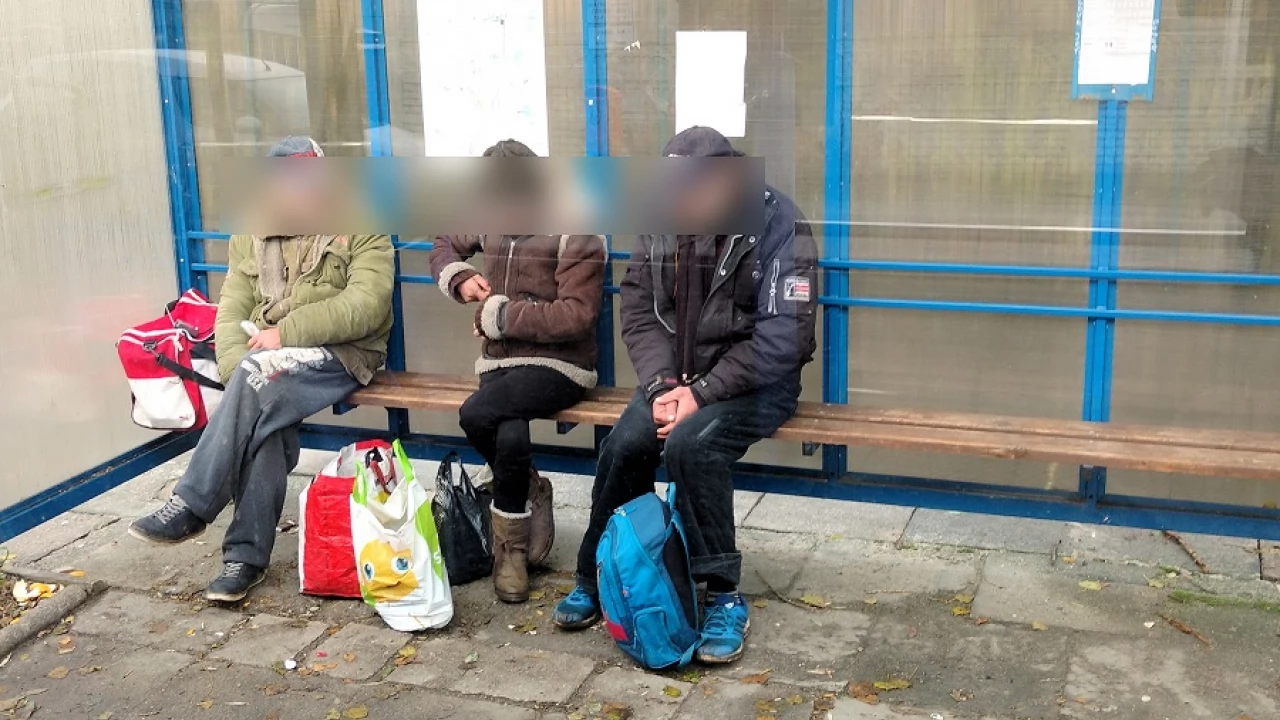"Noclegownia" w wiacie. Czy można zakazać siedzenia na przystanku?