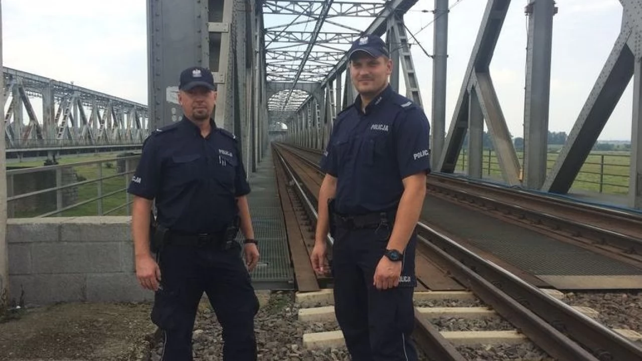 2,5 promila i szedł prosto pod koła pociągu. Policjanci uratowali go w ostatniej chwili