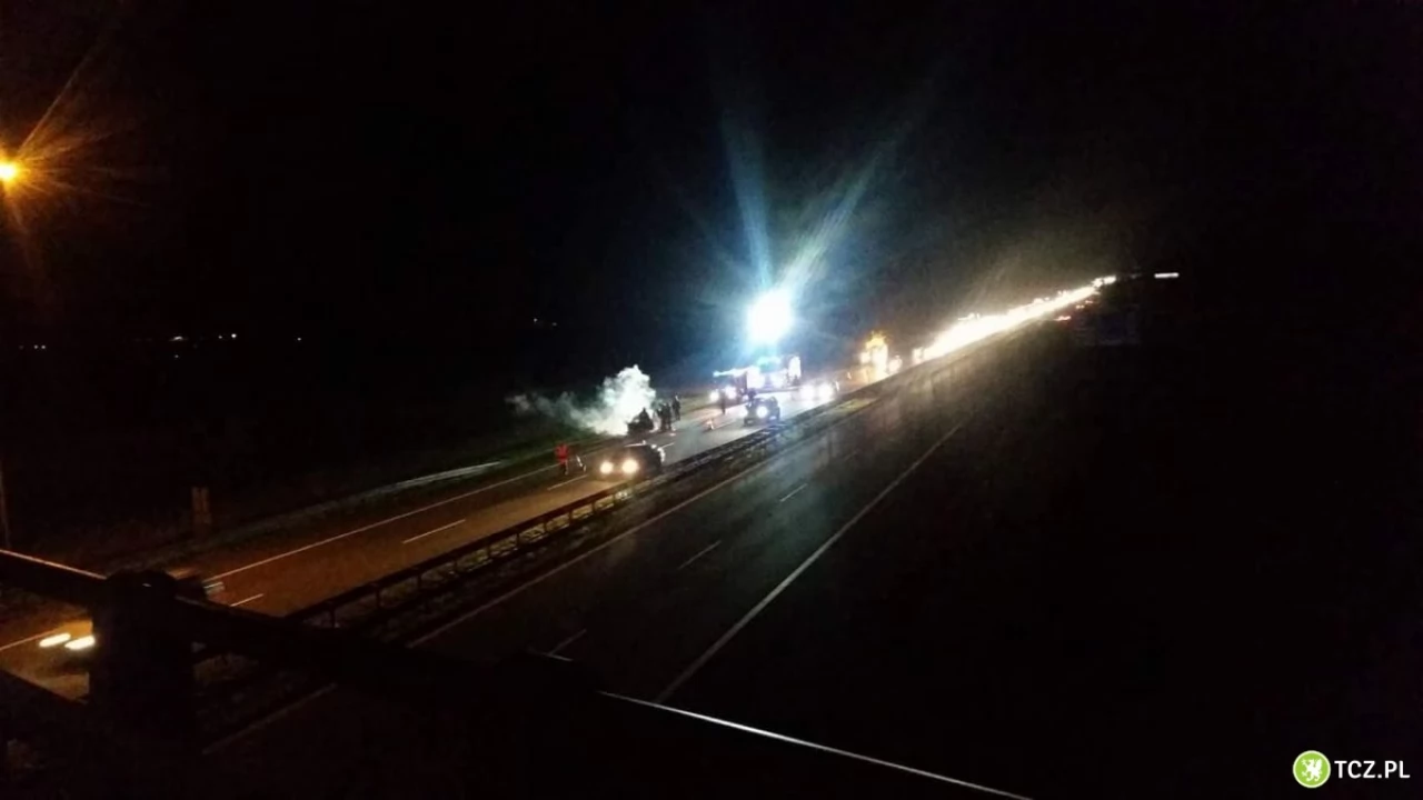 Pożar na A1. Renault spłonął doszczętnie
