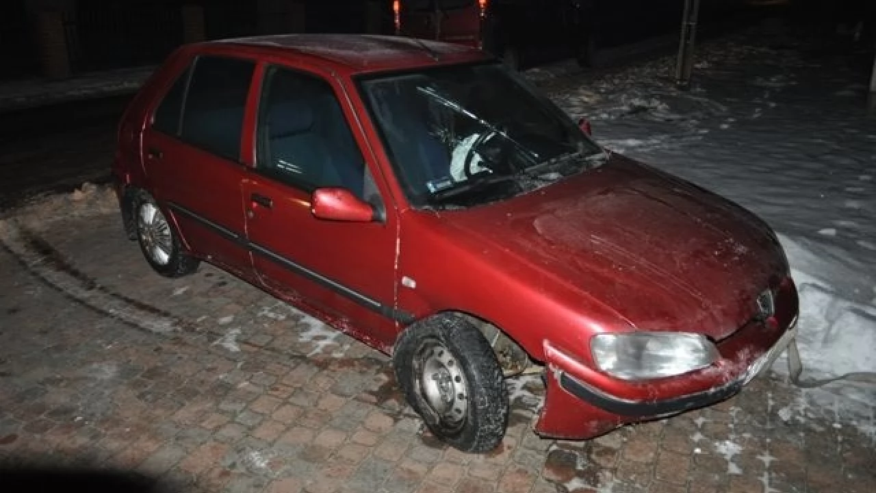 Na oblodzionej drodze stracił panowanie nad autem. Miał... 1,5 promila i prowadził bez uprawnień