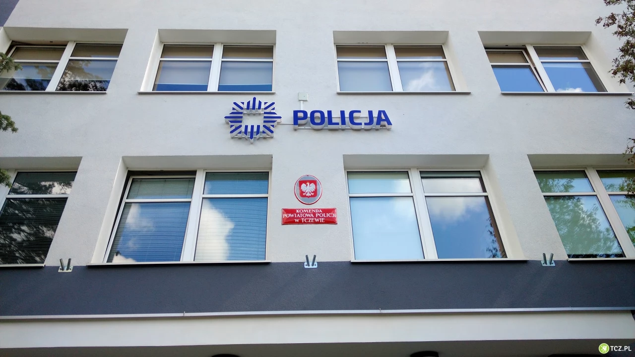 Auto w rowie, dwie osoby - w tym policjant - pod wpływem alkoholu. Sprawę bada prokuratura