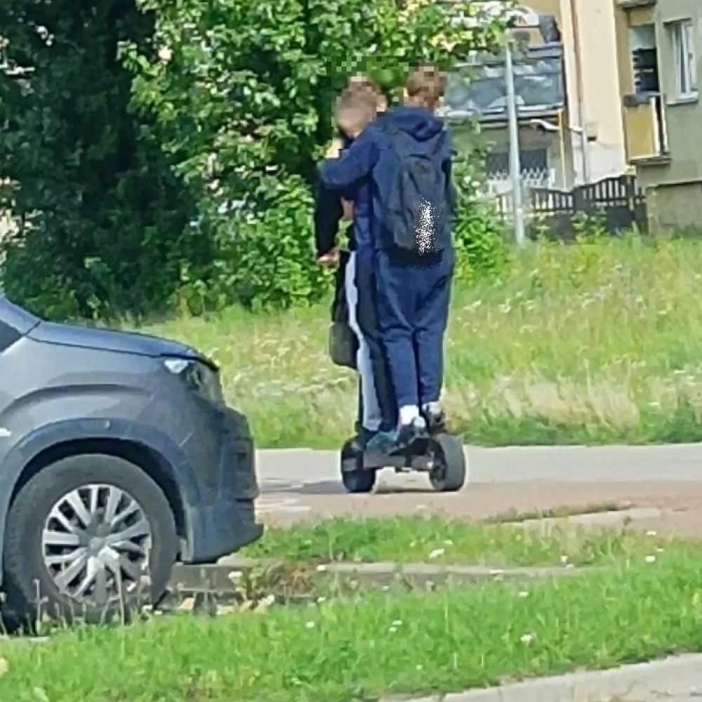 We trzech, bez kasków na hulajnodze elektrycznej!