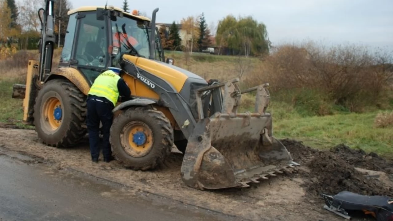 Nie zachował ostrożności i łyżką zahaczył autobus
