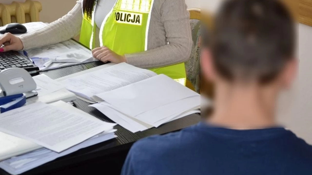 Ukradli marynarkę i koszulę. Odpowiedzą też za narkotyki