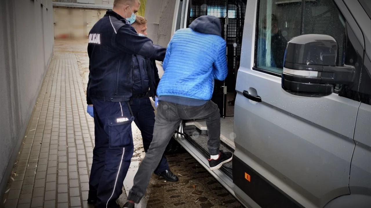 Grożąc bronią, chciał ukraść samochód. 40-latek trafił do aresztu