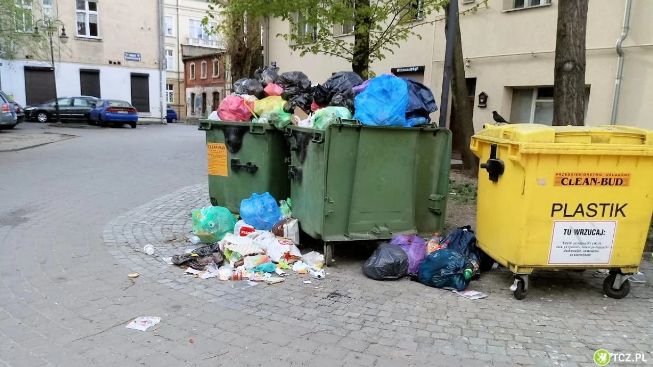 "Mini wysypisko śmieci". Budowę wiaty opóźnia sprzeciw jednego podmiotu