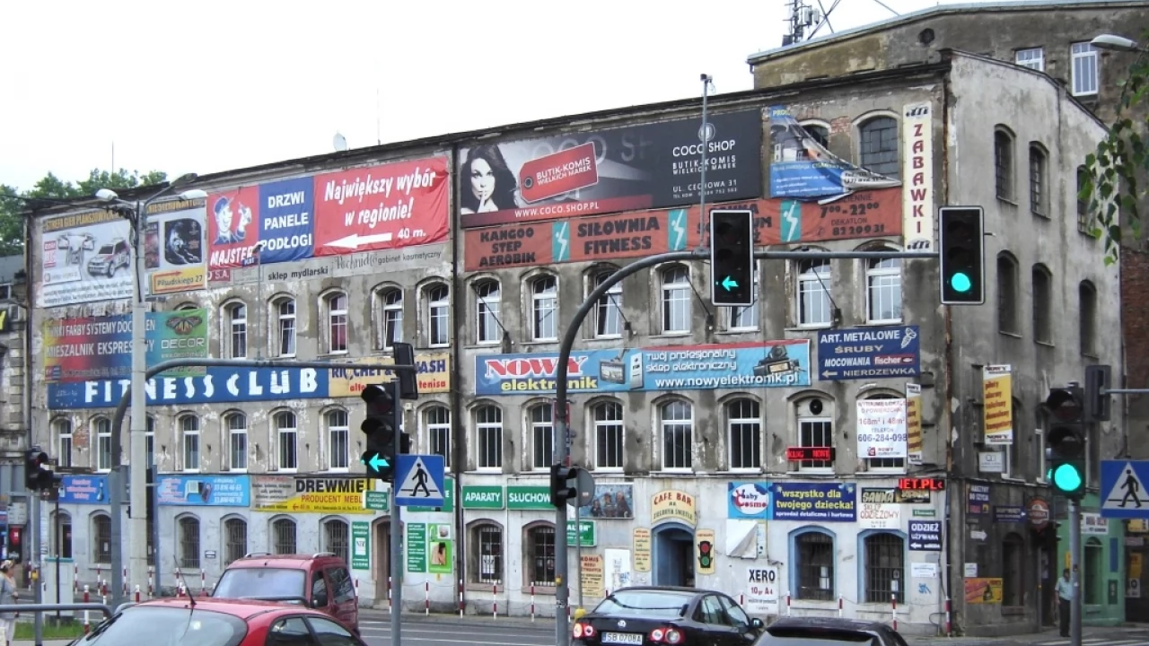 Prawo.pl: gminy zbyt opieszale oczyszczają się ze szpecących banerów reklamowych