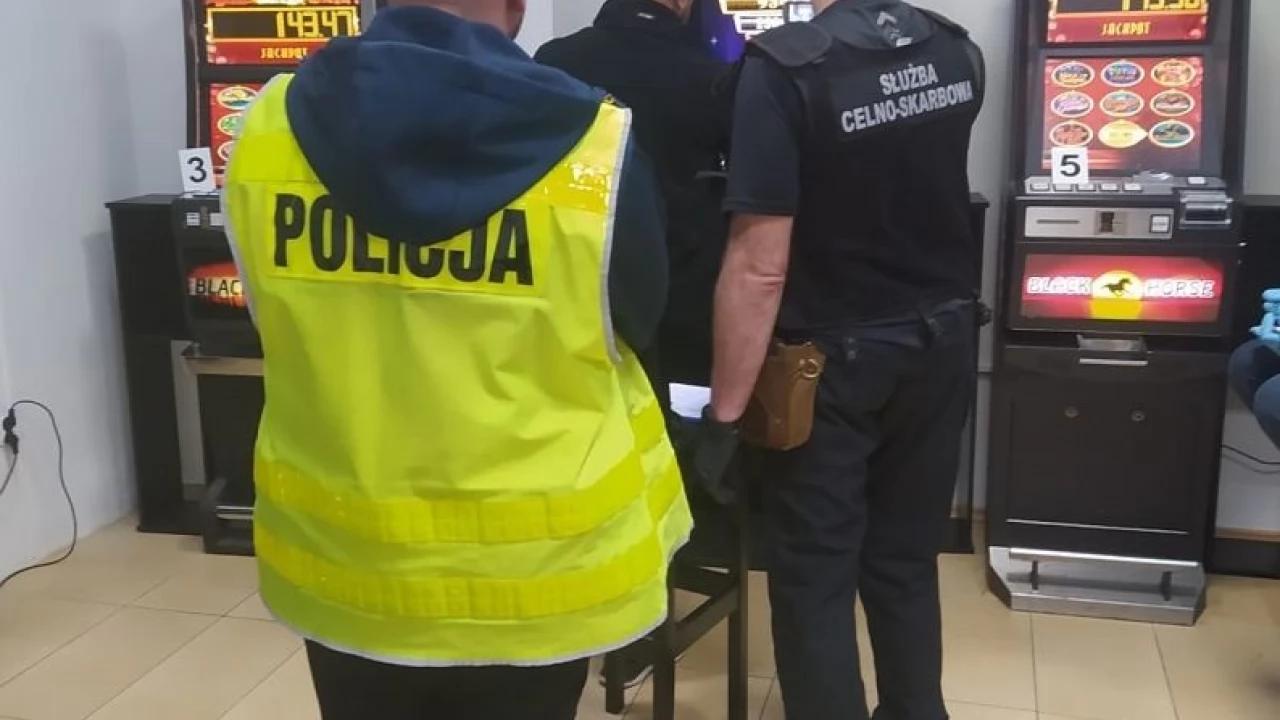 Policjanci i funkcjonariusze KAS zabezpieczyli nielegalne automaty
