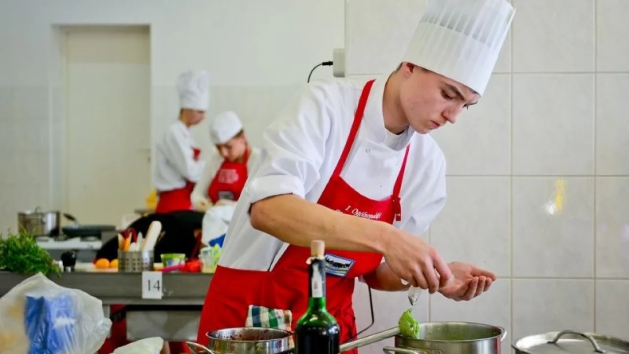 "Kaczka-dziwaczka" i wyborne sufletki. Młodzi kucharze z ZSRiK wyróżnieni